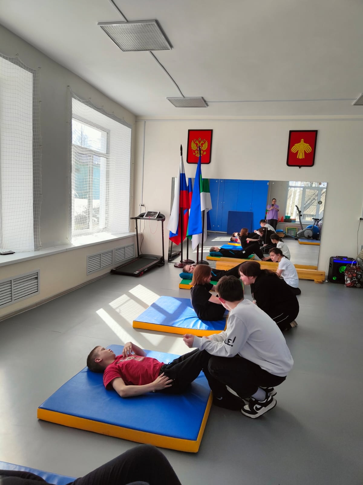 Наклон туловища вперед из положения лёжа на полу.